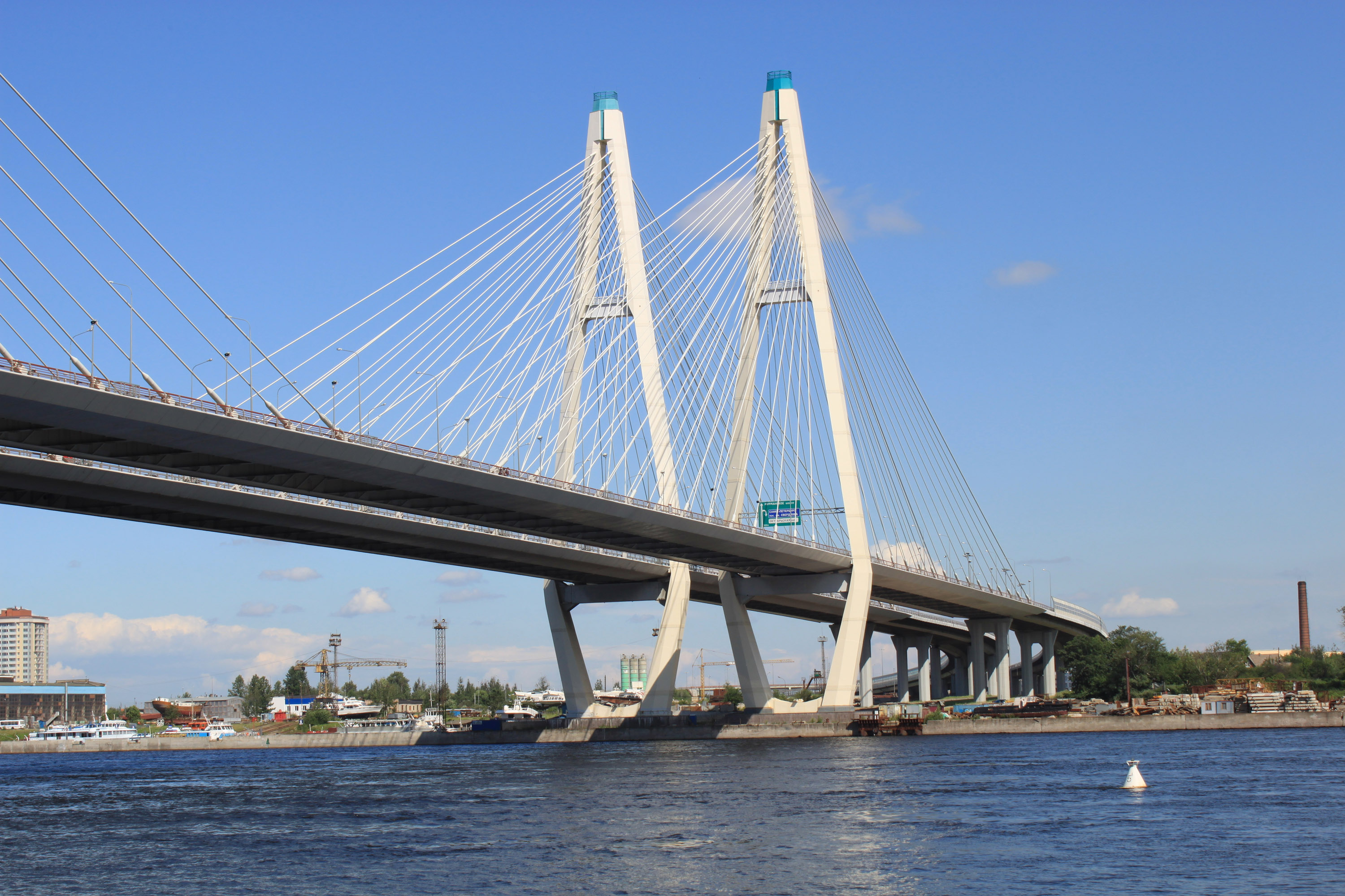 Мостовой переход с вантовыми конструкциями